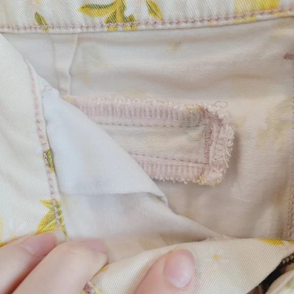 SO Lemon Print Low Rise Midi Shorts Size 5 - Picture 7 of 15